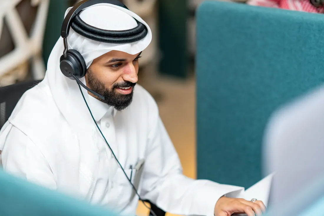 موظف دعم العملاء في الكول سنتر