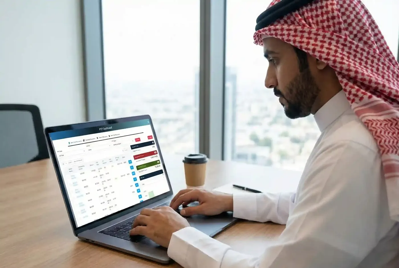 مستشار يتابع لوحة التحكم الإلكترونية